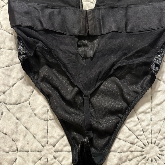 VICTORIA'S SECRET VERY SEXY SHINE
VELVET PLUNGE BODYSUIT/TEDDY - Picture 5 of 12
